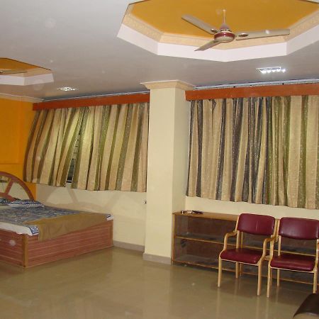 Sreeniketanam Lodge Mādhavaram Kültér fotó