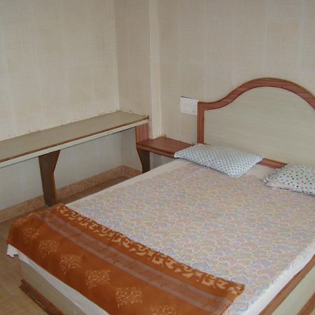 Sreeniketanam Lodge Mādhavaram Kültér fotó
