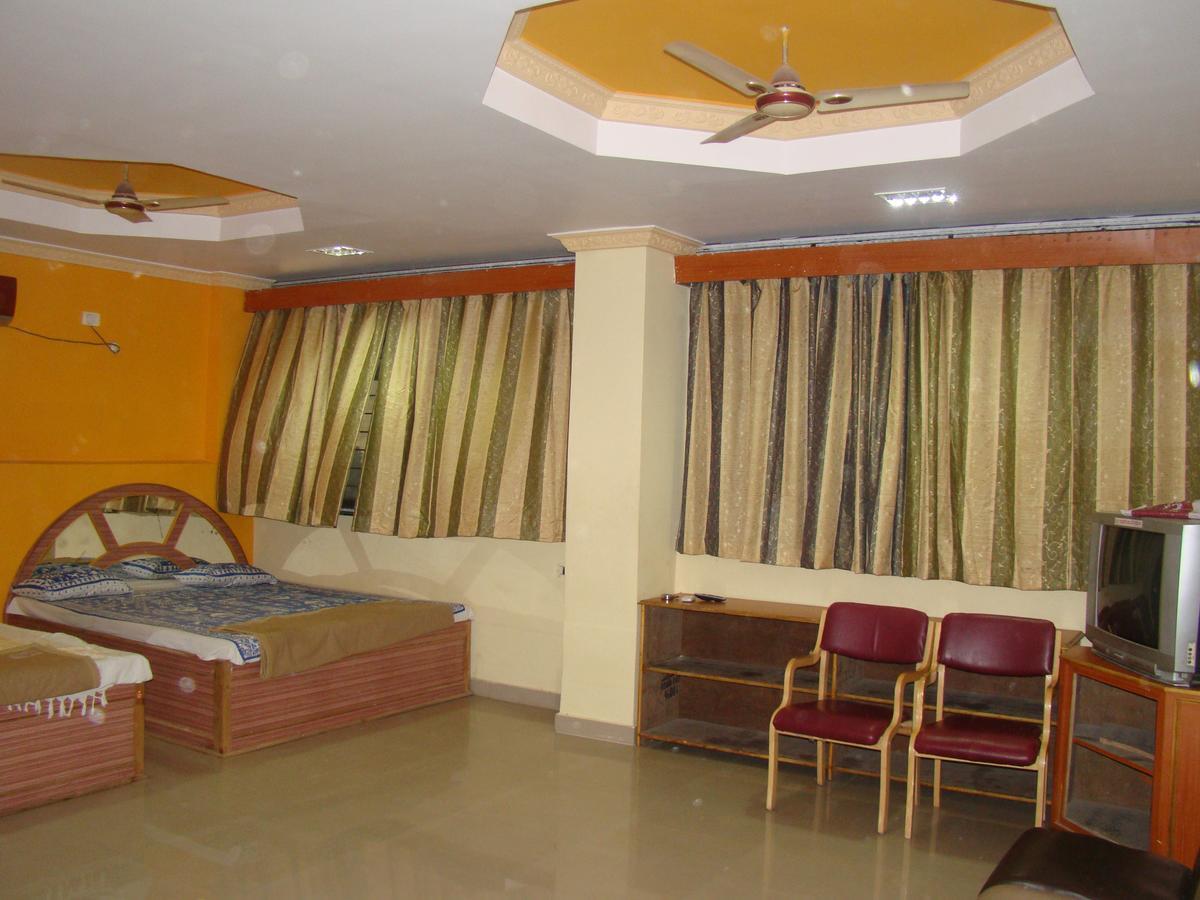 Sreeniketanam Lodge Mādhavaram Kültér fotó