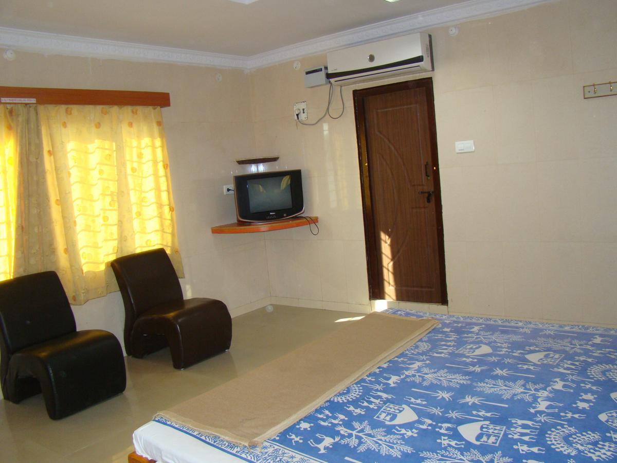 Sreeniketanam Lodge Mādhavaram Kültér fotó