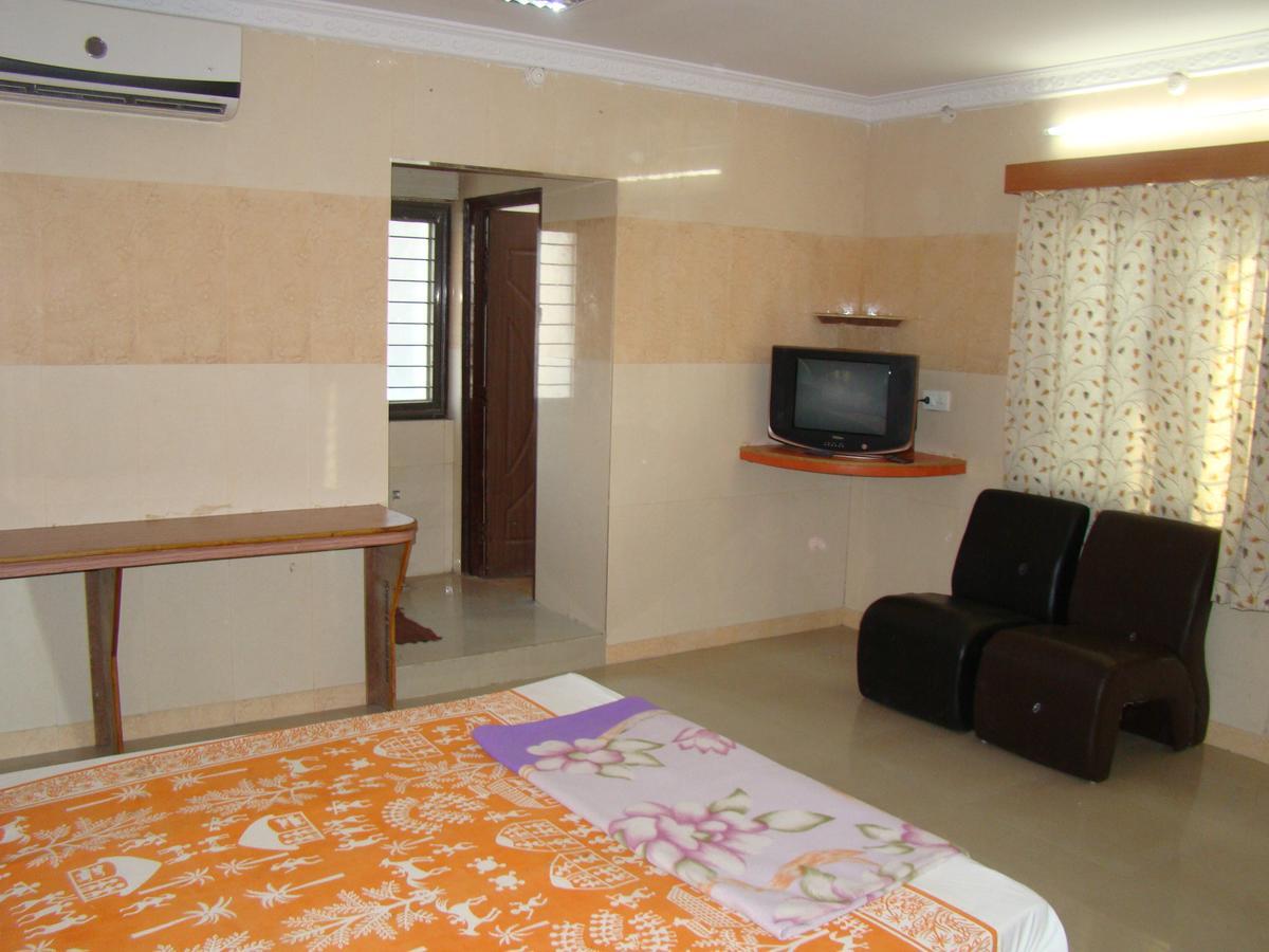 Sreeniketanam Lodge Mādhavaram Kültér fotó