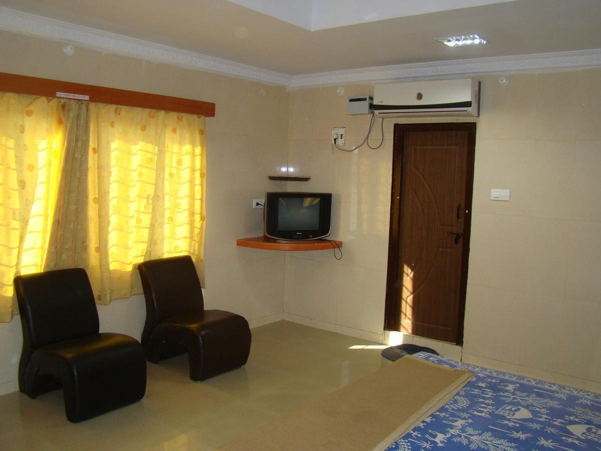 Sreeniketanam Lodge Mādhavaram Kültér fotó
