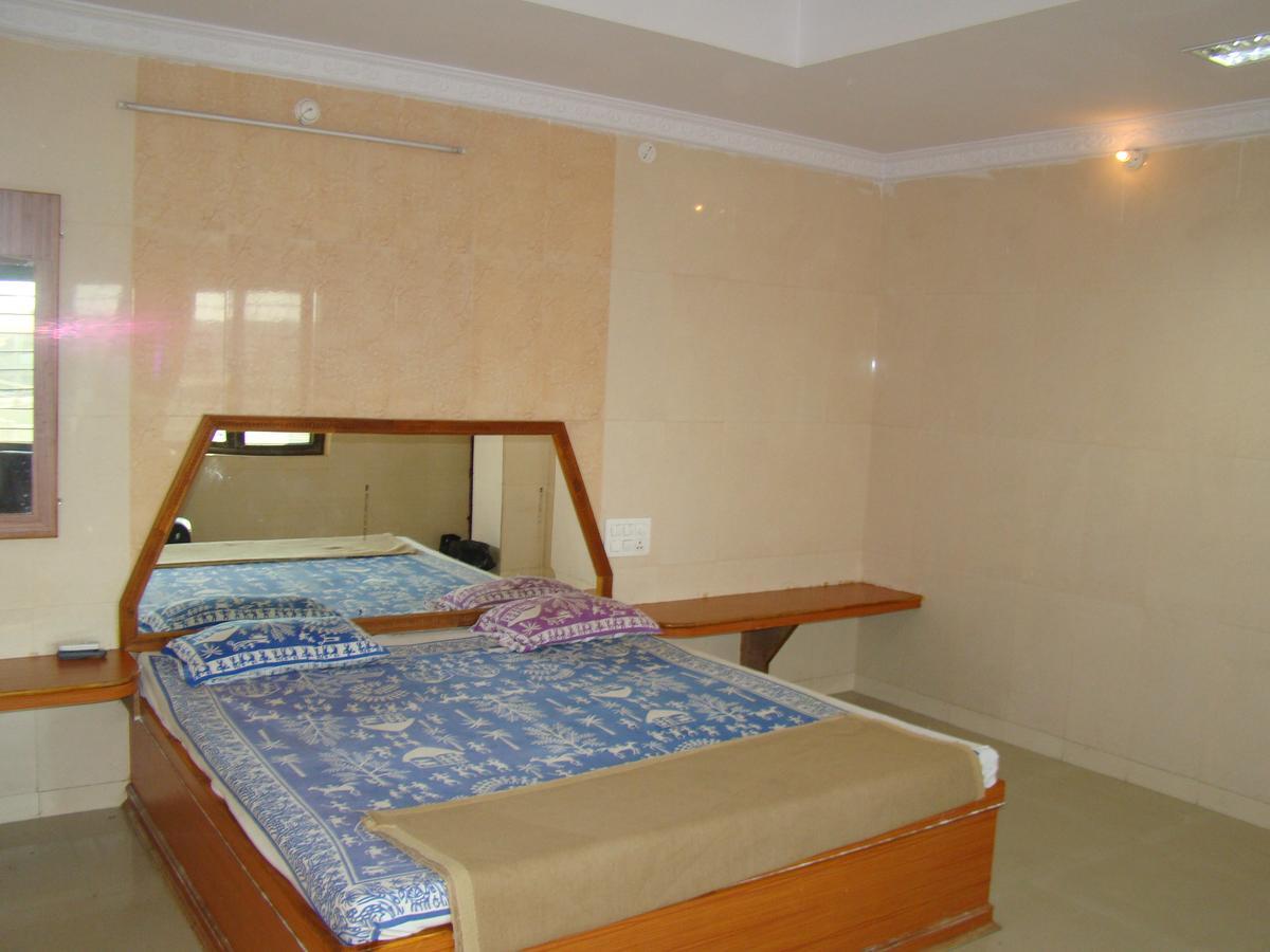 Sreeniketanam Lodge Mādhavaram Kültér fotó