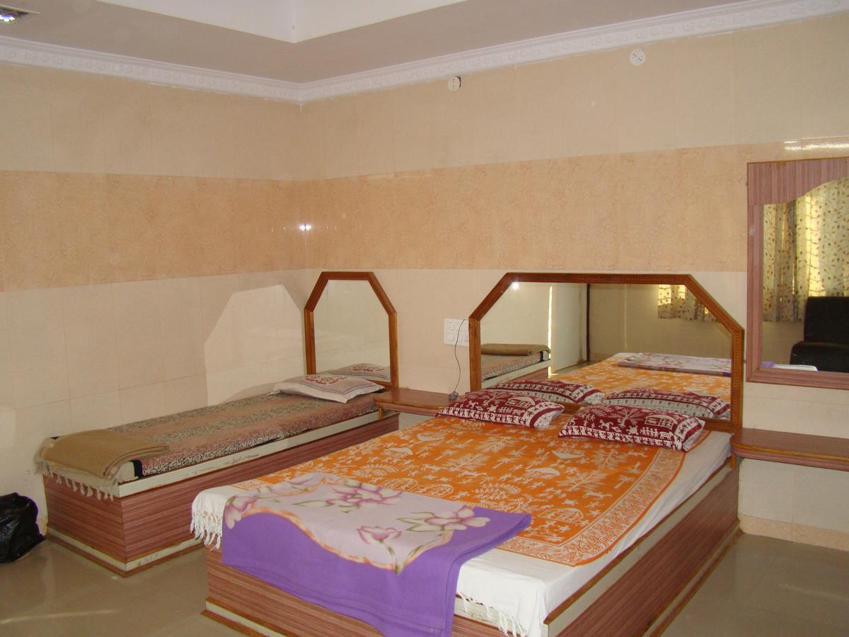Sreeniketanam Lodge Mādhavaram Kültér fotó