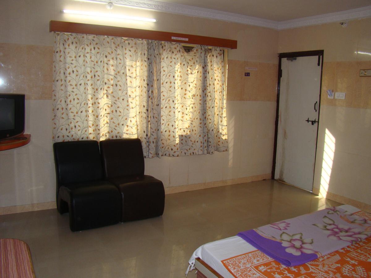 Sreeniketanam Lodge Mādhavaram Kültér fotó